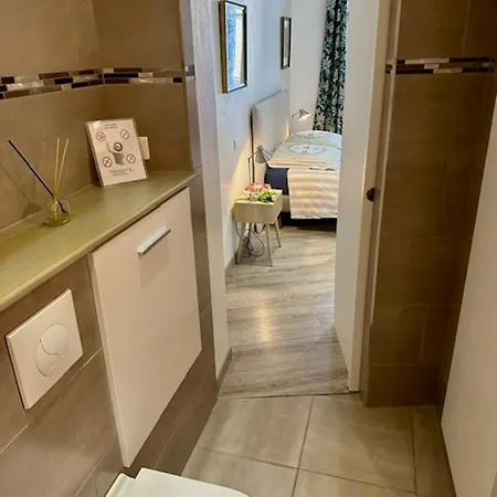 Sublime, Modern, Balconies, A/c, Refurbished Apartment *