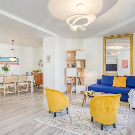 Sublime, Modern, Balconies, A/c, Refurbished Apartment *