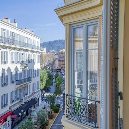 Sublime, Modern, Balconies, A/c, Refurbished Apartment *