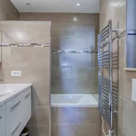 Sublime, Modern, Balconies, A/c, Refurbished Apartment *