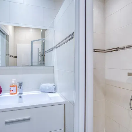 Sublime, Modern, Balconies, A/c, Refurbished Apartment *