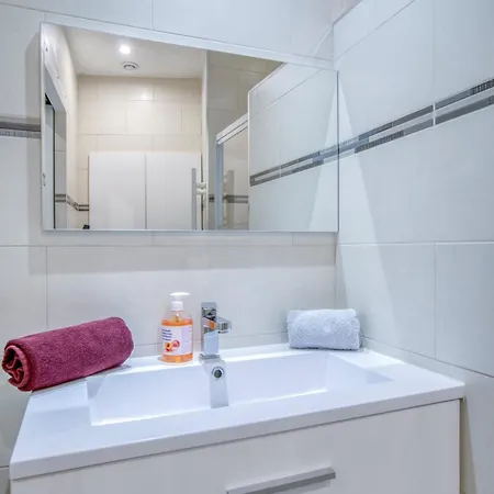 Apartment Sublime, Modern, Balconies, A/c, Refurbished