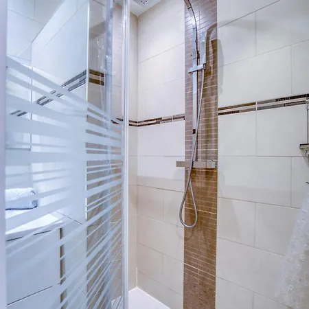 Sublime, Modern, Balconies, A/c, Refurbished Apartment *