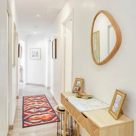 Sublime, Modern, Balconies, A/c, Refurbished Apartment *
