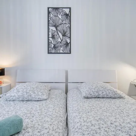 Sublime, Modern, Balconies, A/c, Refurbished Apartment *